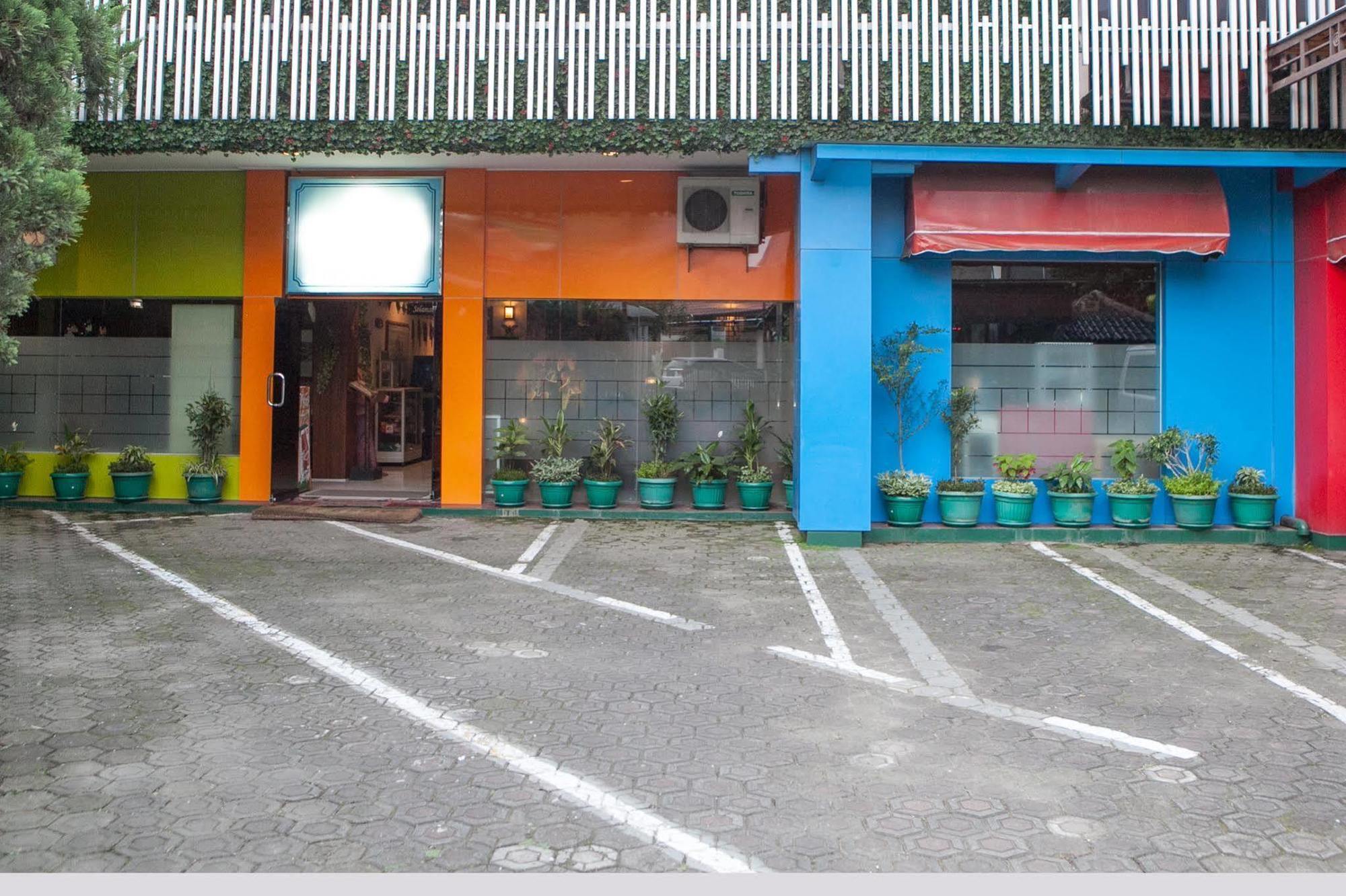 Reddoorz Plus Near Riau Street Bandung Kültér fotó