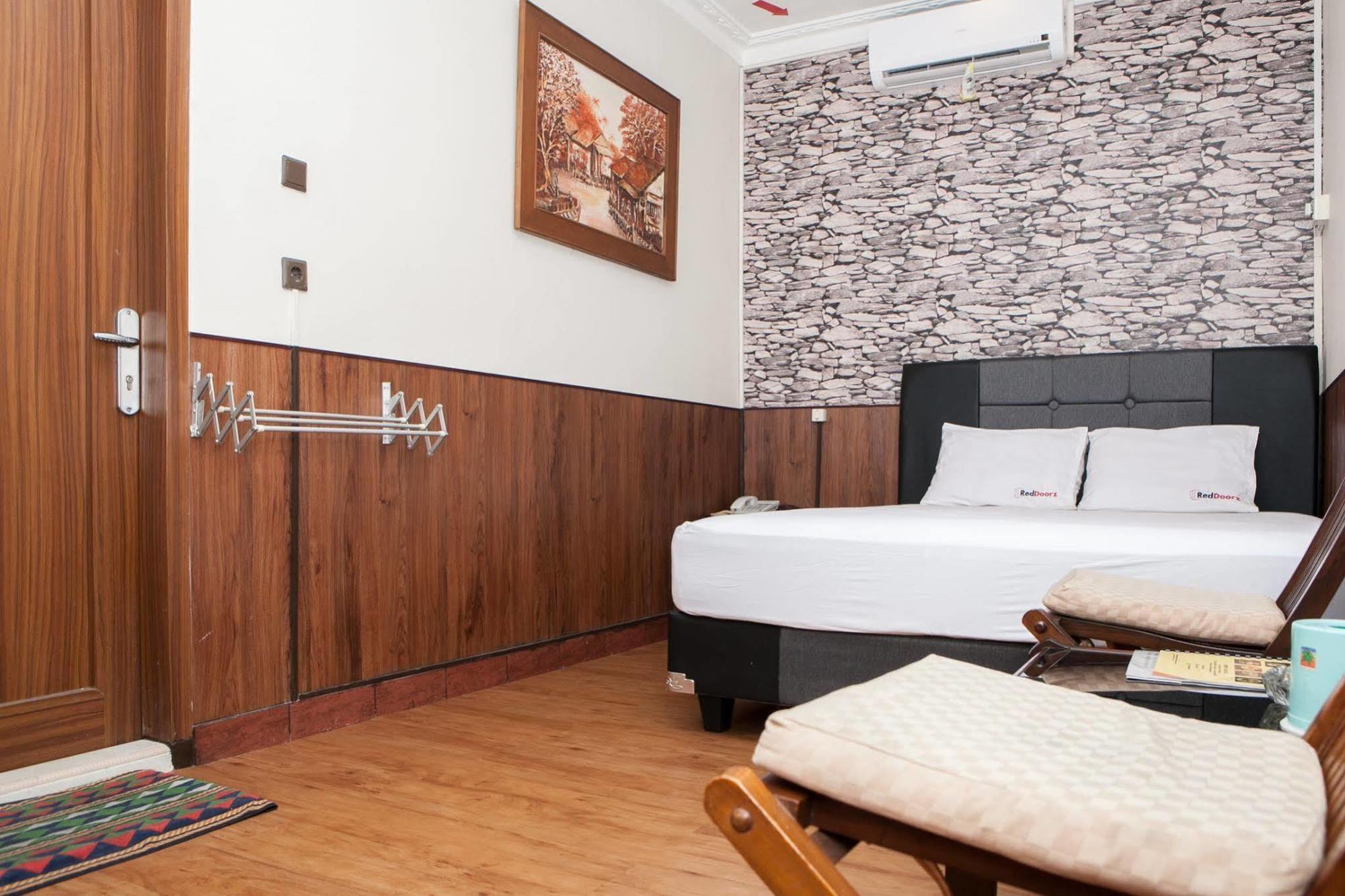 Reddoorz Plus Near Riau Street Bandung Kültér fotó